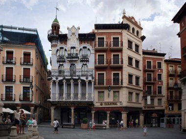 Teruel, İspanya - 21 Temmuz 2018: Casa El Torico bina ana meydanında, Plaza Carlos Castell, daha yaygın olarak bilinen Plaza del Torico kent merkezi, 21 Temmuz 2018 ortasında yer alan                              