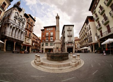 Teruel, İspanya - 21 Temmuz 2018: Ana kare, Plaza Carlos Castell ile ünlü El Torico çeşmesinin Teruel şehir merkezi ortasında. Balık gözü lens etkisi. 21 Temmuz 2018                                 
