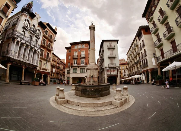 Teruel, İspanya - 21 Temmuz 2018: Ana kare, Plaza Carlos Castell ile ünlü El Torico çeşmesinin Teruel şehir merkezi ortasında. Balık gözü lens etkisi. 21 Temmuz 2018                                 