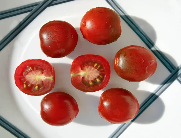 Kleine kumato tomaten — Stockfoto