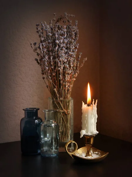 Natureza Morta Com Castiçal Com Vela Acesa Óleo Essencial Pequenas — Fotografia de Stock