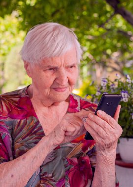 Bahçede yaşlı bir kadının elini tutarak Bayan.