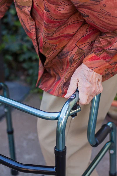 Bejaarde Vrouw Lopen Met Inklapbare Walker Bestrating Tuin — Stockfoto