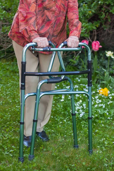 Bejaarde Vrouw Uitgebracht Inklapbare Wandelaar Tuin — Stockfoto
