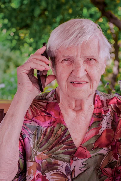 Leuk Bejaarde Vrouw Praten Een Mobiele Telefoon Tuin — Stockfoto