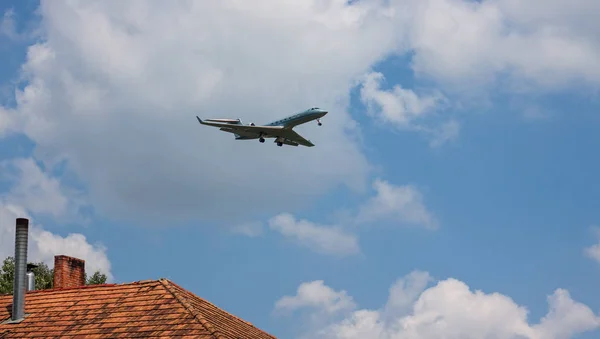 Pesawat Jet Penumpang Terbang Atas Atap Mendekati Untuk Mendarat — Stok Foto