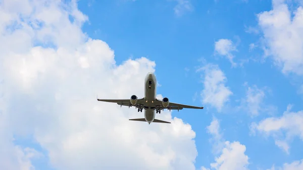 Avión Pasajeros Reacción Disparado Desde Abajo Contra Cielo Azul Con — Foto de Stock