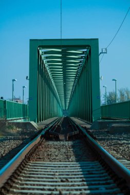 Bir demiryolu köprüsü üzerinde yeşil boyalı Tuna Nehri boyunca çelik konstrüksiyon.