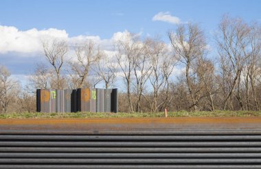 Çelik konstrüksiyon ayağı yerde yatan