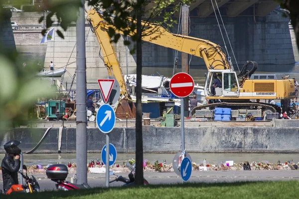 Budapeszt, Węgry 11 czerwca 2019; Podnoszenie akcji na powierzchni zatopionego statku wycieczowego Hableany — Zdjęcie stockowe