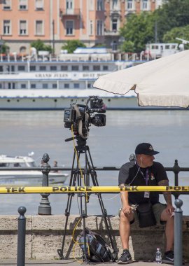 Budapeşte Macaristan 11 Haziran 2019. Batık Hableany tur gemisinin yükseltici eylem bekliyor kamera ile Kameraman
