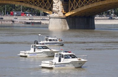 Budapeşte, Macaristan 11 Haziran 2019; Polis botu batık Hableany tur gemisinin yükseltici eylem alanları sağlamak