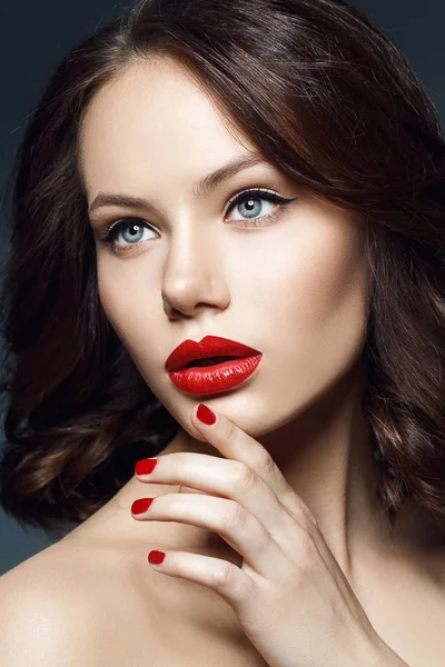 Kırmızı dudaklar ile güzel kız — Stok fotoğraf