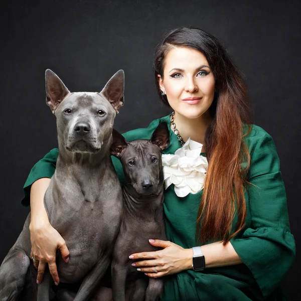 Žena se dvěma psy — Stock fotografie
