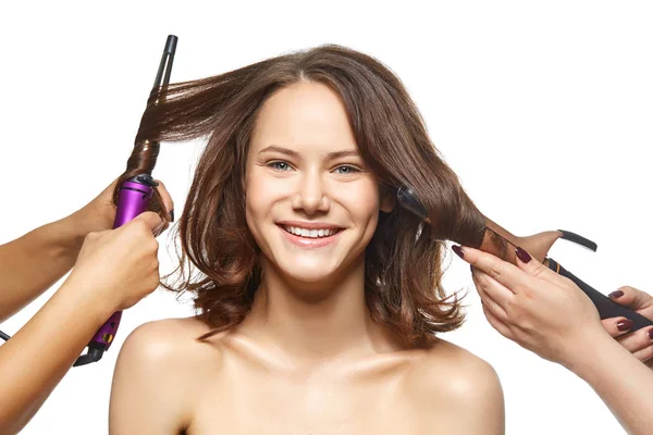 Menina bonita recebendo cabelo e maquiagem — Fotografia de Stock