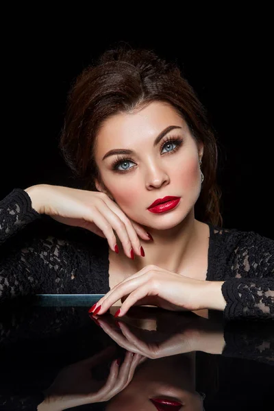 Schöne junge Frau mit roten Lippen — Stockfoto