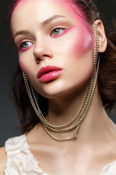 Vacker flicka med rosa makeup — Stockfoto