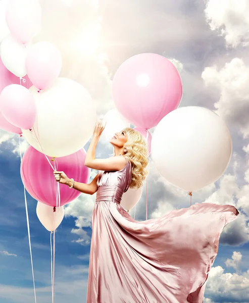 Hermosa chica con globos — Foto de Stock