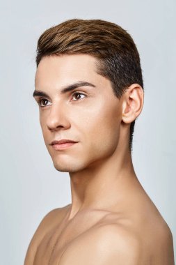 Yakışıklı genç adam.
