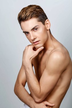 Yakışıklı genç adam.