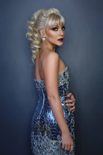 ayna elbiseli güzel kız