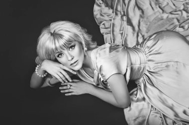 kırmızı zemin üzerine pembe elbiseli güzel kız