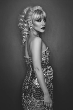 ayna elbiseli güzel kız