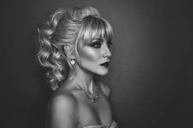 Koyu makyaj ile güzel kız