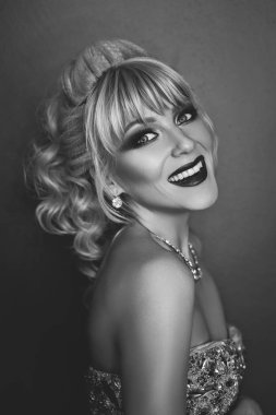 ayna elbiseli güzel kız