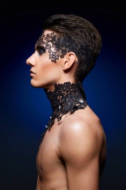 Genç adam koyu makyaj ile