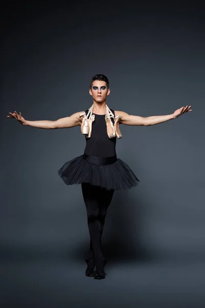 Yakışıklı bale sanatçısı tutu etek — Stok fotoğraf