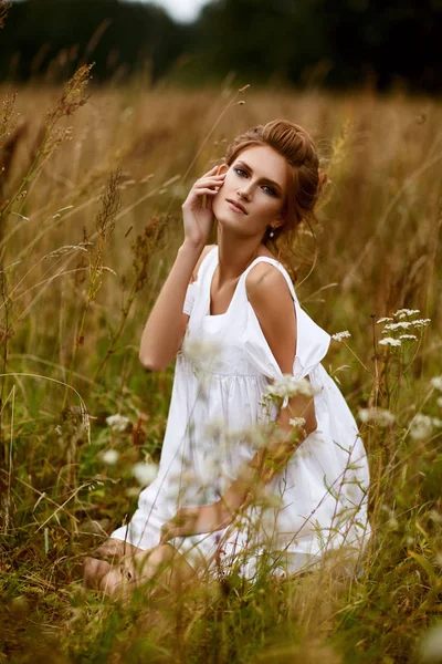 Mooi meisje in het veld — Stockfoto