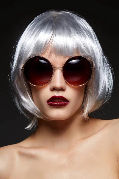 Chica en peluca de plata y gafas de sol redondas —  Fotos de Stock