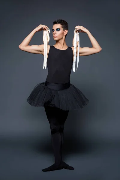 Yakışıklı bale sanatçısı tutu etek — Stok fotoğraf