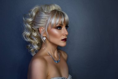 Koyu makyaj ile güzel kız