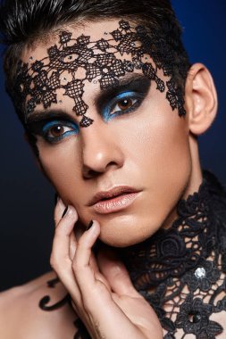 Genç adam koyu makyaj ile