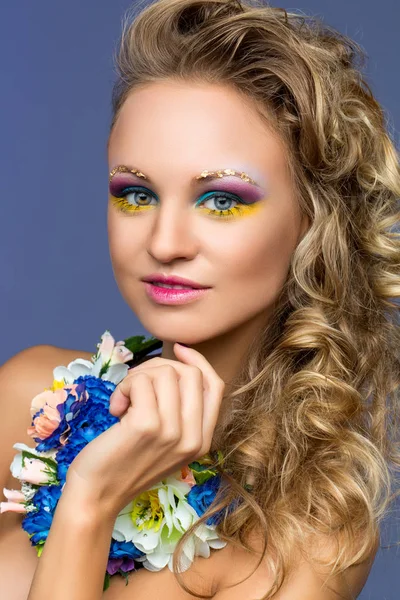 Bella ragazza con accessori floreali — Foto Stock