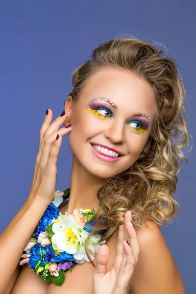 Menina bonita com acessórios de flor — Fotografia de Stock