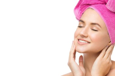 pembe havlu üzerinde beyaz izole başındaki kız