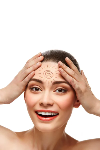 Menina com sol desenho na testa isolada no branco — Fotografia de Stock