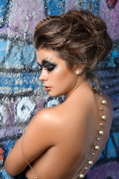 karanlık dumanlı gözler güzel genç kadın