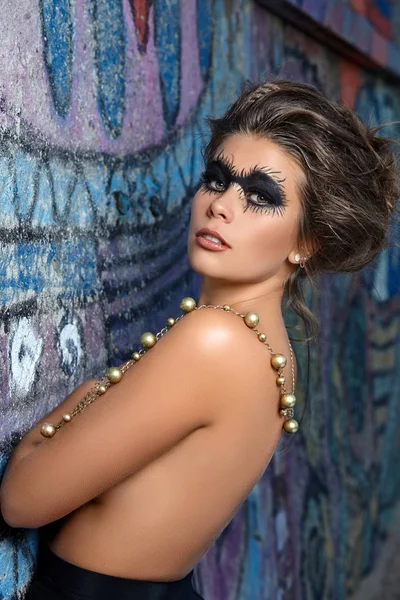 Bela jovem mulher com olhos fumegantes escuros — Fotografia de Stock