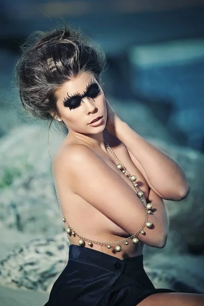 karanlık dumanlı gözler güzel genç kadın