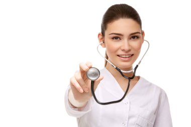 Kadın doktor beyaz izole stetoskop ile