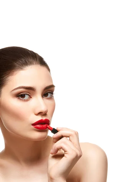 Mädchen trägt roten Lippenstift isoliert auf Weiß auf — Stockfoto