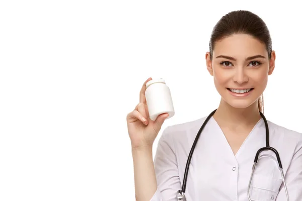 Mulher médico com pílulas isoladas em branco — Fotografia de Stock