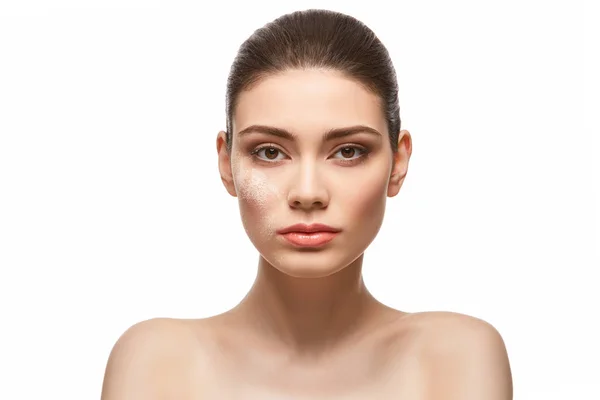 Beautiful Young Woman Applying Loose Powder Face Studio Beauty Shot — Stock Photo, Image