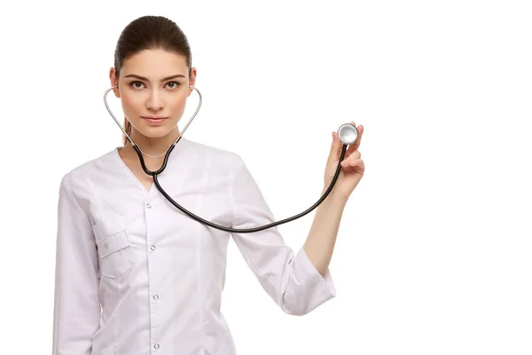 Médico mulher com estetoscópio isolado em branco — Fotografia de Stock