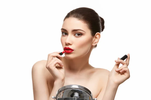 Toepassing van rode lippenstift geïsoleerd op wit meisje — Stockfoto