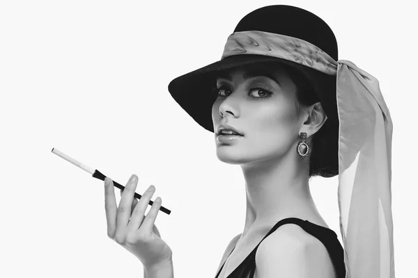 Belle jeune femme dans le style rétro avec cigarette — Photo